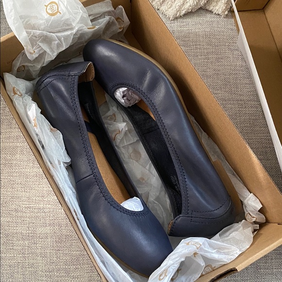 Born Women's Navy Ballet Flats - Picture 7 of 7